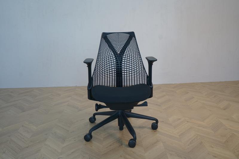 Herman Miller Sayl kontorstol i sort med poleret fodkryds og armlæn set forfra – ergonomisk og stilfuld kontorstol